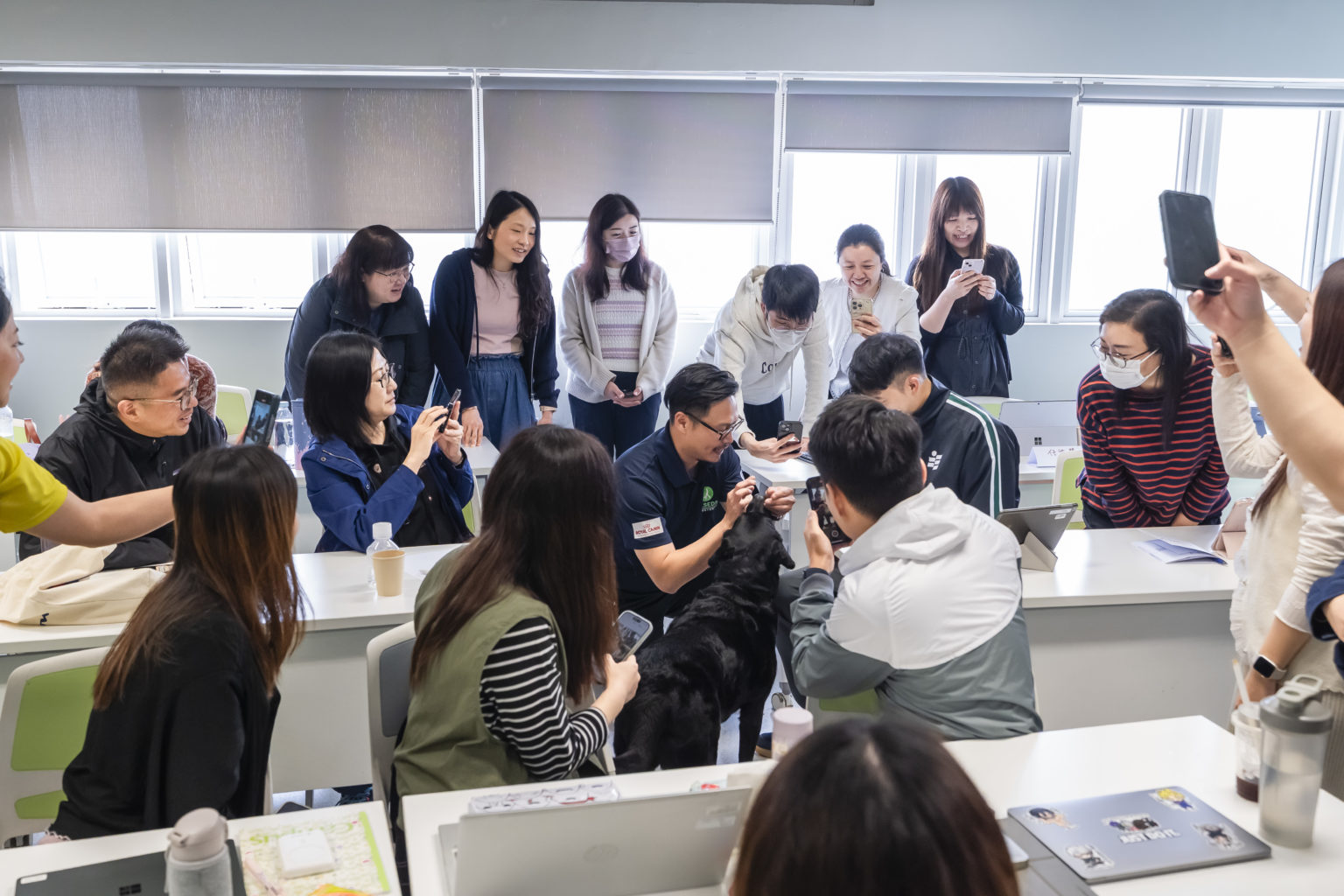 辅心系支援SEN课程 推动校园引入友伴犬